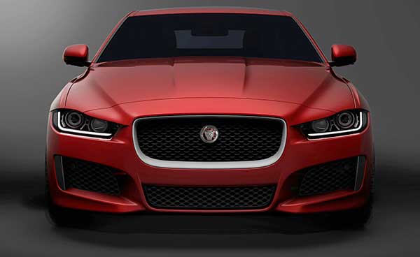 Jaguar, oltre che sull'eleganza delle linee, punta sulla tecnologia per la XE, la sua nuova berlina sportiva