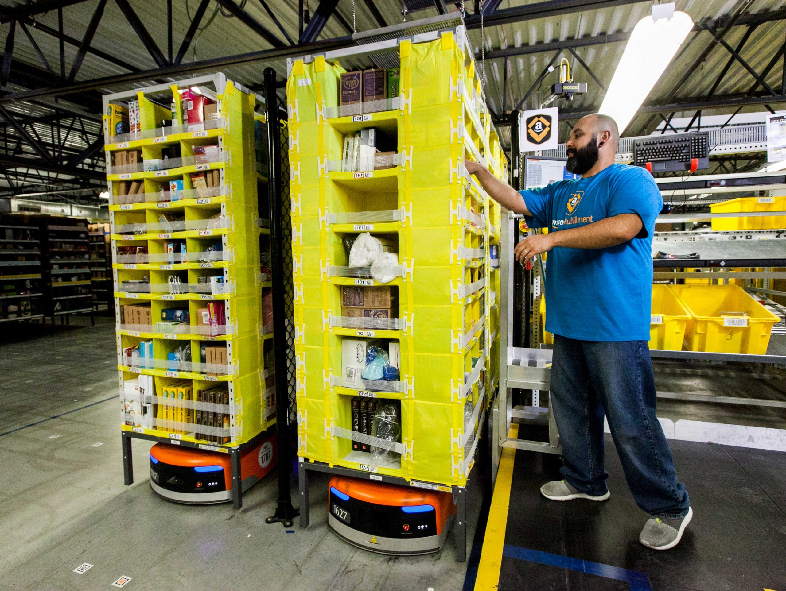 Amazon mette in mostra i suoi robot porta pacchi