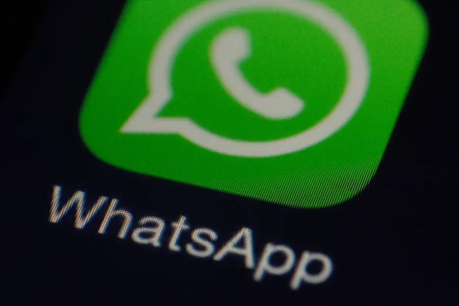 WhatsApp gratis per tutti, via gli 0.89€, arrivano gli account aziendali