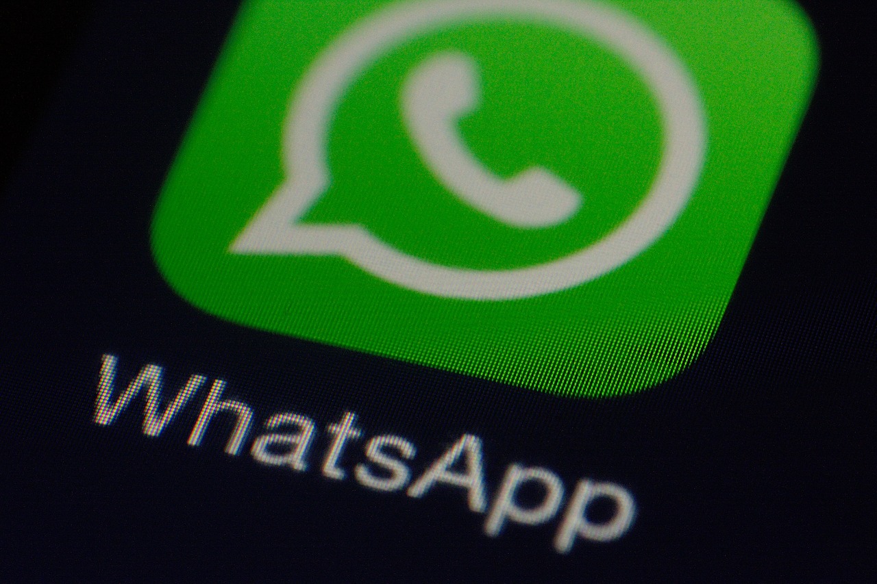 WhatsApp gratis per tutti, via gli 0.89€, arrivano gli account aziendali