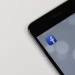 Facebook, nuovi guai: "Condivisi dati personali con i produttori di smartphone?"