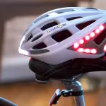 Lumos, il casco per ciclisti con la luce per i freni