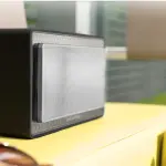 Bowers & Wilkins Speaker portatile Bluetooth dal fascino retrò