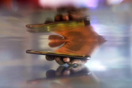 Batteria smartphone esplosa? Non più grazie all'estintore incorporato