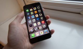 iPgone6Plus_in_hand