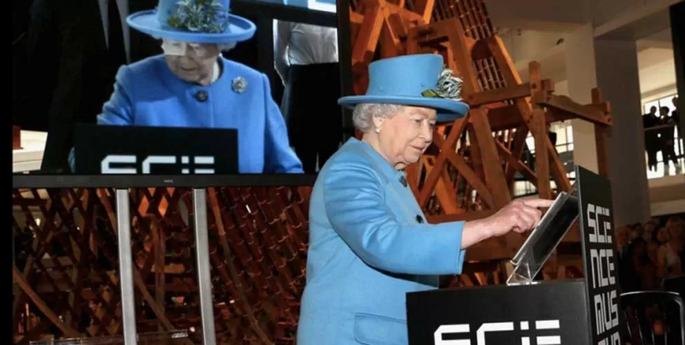 Il primo Tweet di Queen Elizabeth fa notizia