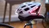 Lumos, il casco per ciclisti con la luce per i freni