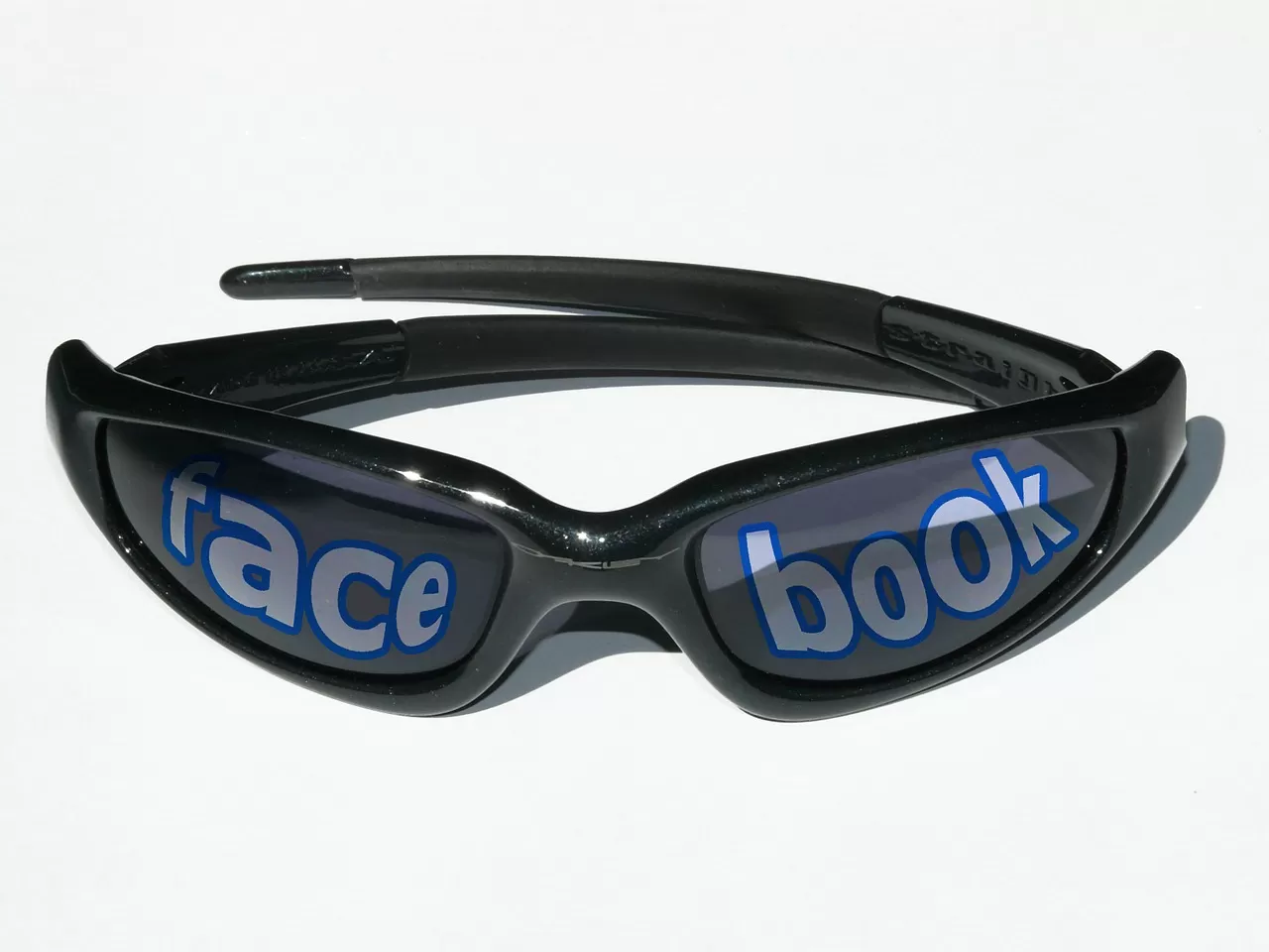 Facebook fermato da tribunale belga: “non può tracciare gli utenti”