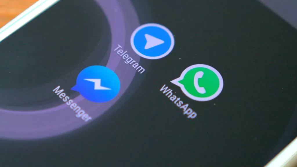 Agcom prepara la tassa per WhatsApp e app simili