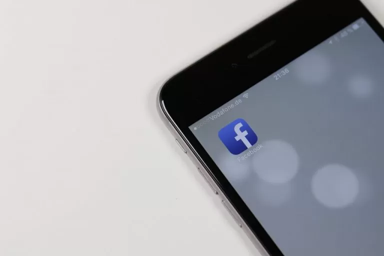Facebook, nuovi guai: “Condivisi dati personali con i produttori di smartphone?”